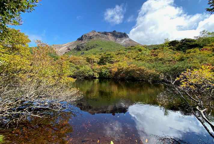まだ碧い逆さ茶臼岳